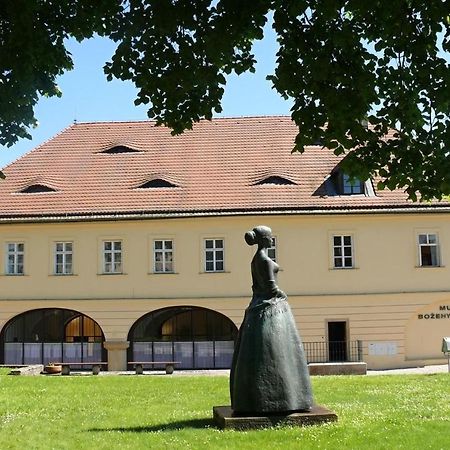 Restaurace A Penzion U Pešíků Červený Kostelec Exterior foto