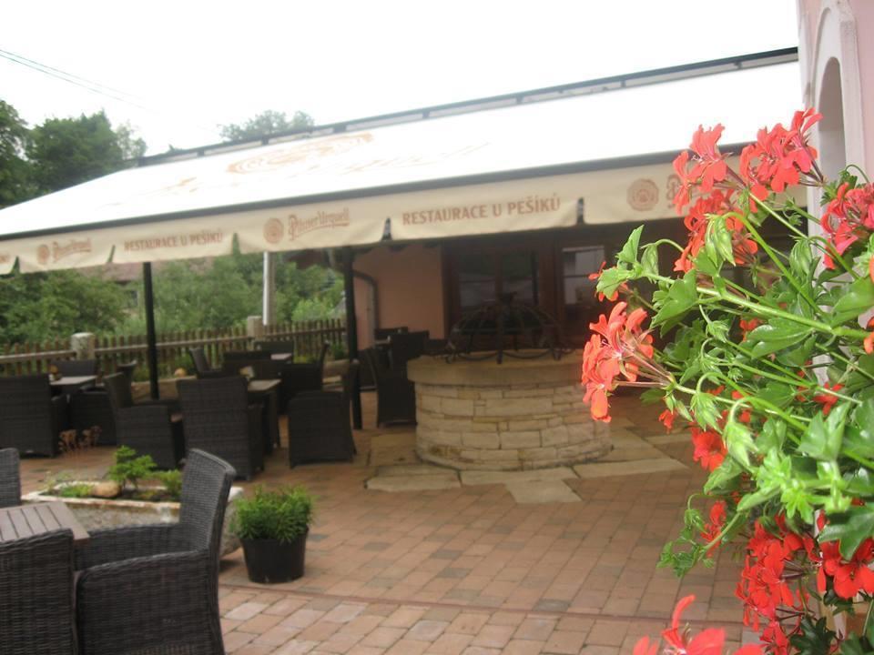 Restaurace A Penzion U Pešíků Červený Kostelec Exterior foto