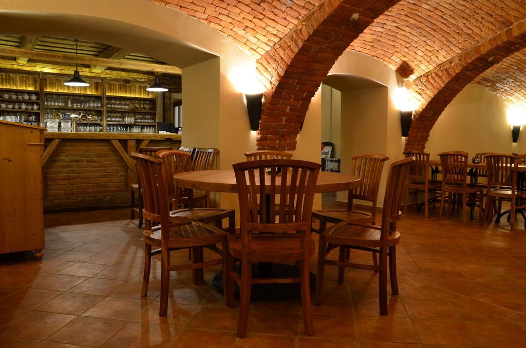 Restaurace A Penzion U Pešíků Červený Kostelec Exterior foto