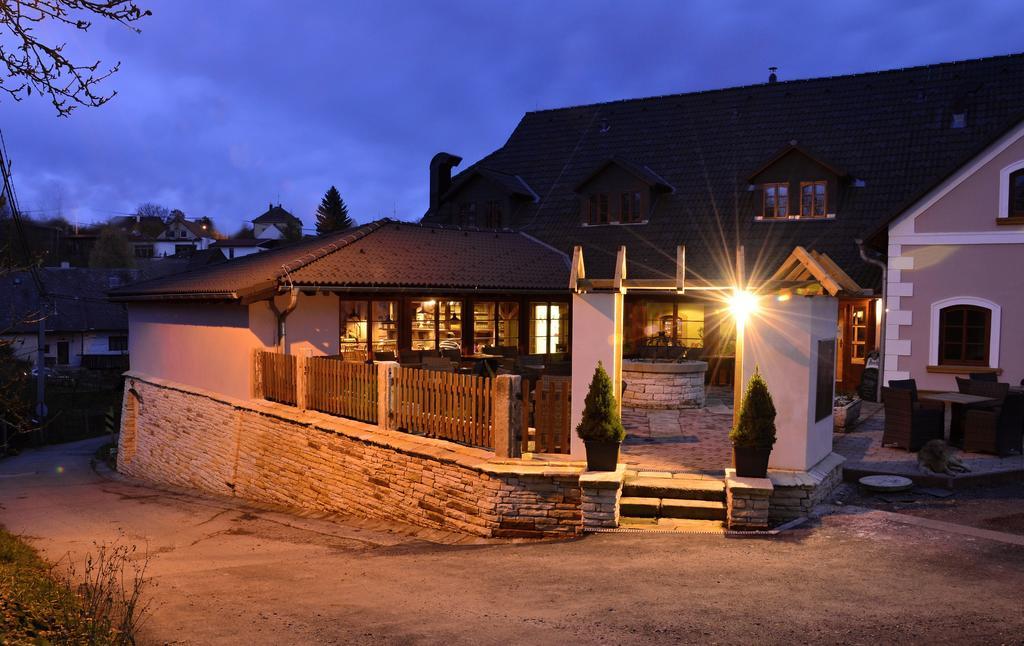 Restaurace A Penzion U Pešíků Červený Kostelec Exterior foto